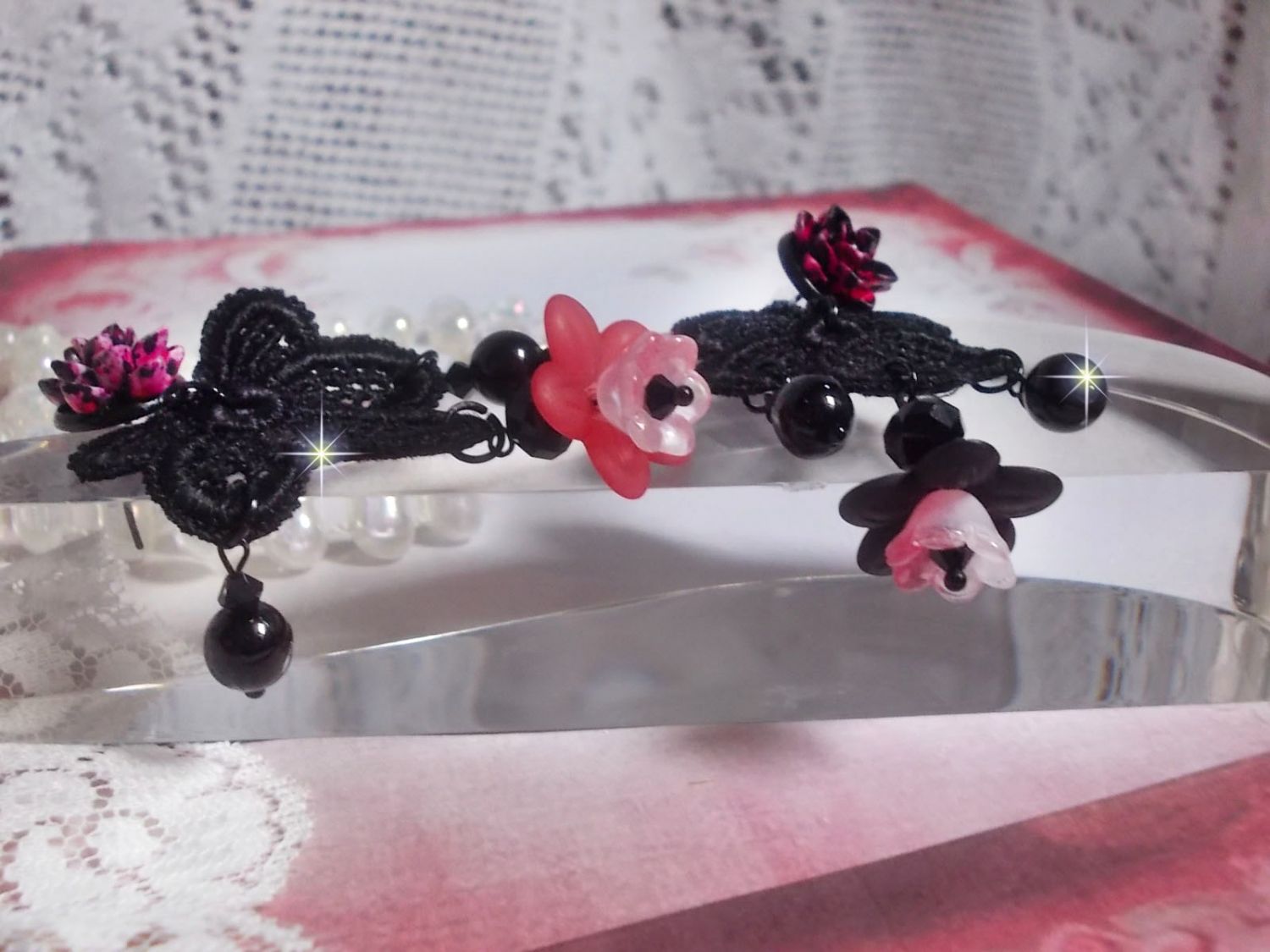 BO Cocktail Sangria gemaakt met zeer oud zwart kant, kristallen, matte bloemen, hars cabochons en zwarte accessoires.