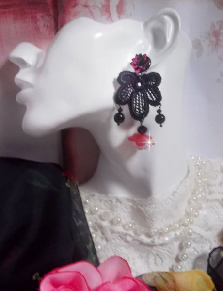 BO Cocktail Sangria gemaakt met zeer oud zwart kant, kristallen, matte bloemen, hars cabochons en zwarte accessoires.