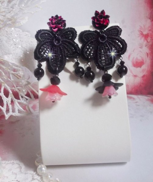 BO Cocktail Sangria gemaakt met zeer oud zwart kant, kristallen, matte bloemen, hars cabochons en zwarte accessoires.