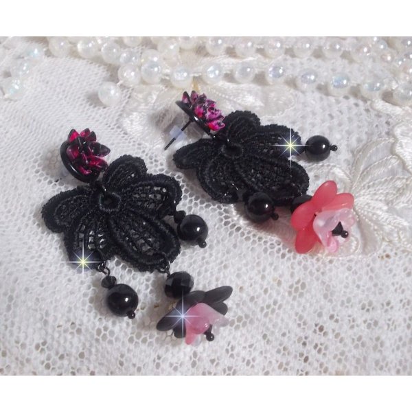 BO Cocktail Sangria gemaakt met zeer oud zwart kant, kristallen, matte bloemen, hars cabochons en zwarte accessoires.