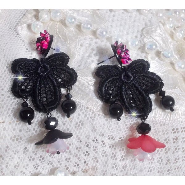 BO Cocktail Sangria gemaakt met zeer oud zwart kant, kristallen, matte bloemen, hars cabochons en zwarte accessoires.