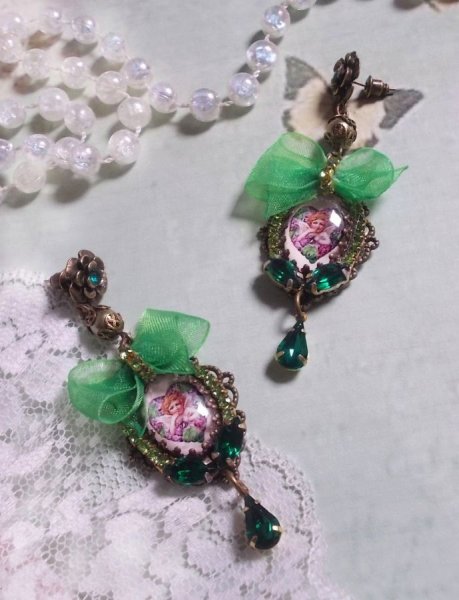 BO Coeur d'Anges gemaakt met vergrotende cabochons, organza lint, diverse accessoires en kristallen