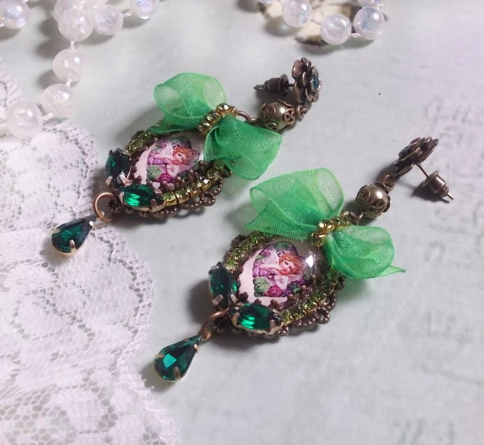 BO Coeur d'Anges gemaakt met vergrotende cabochons, organza lint, diverse accessoires en kristallen