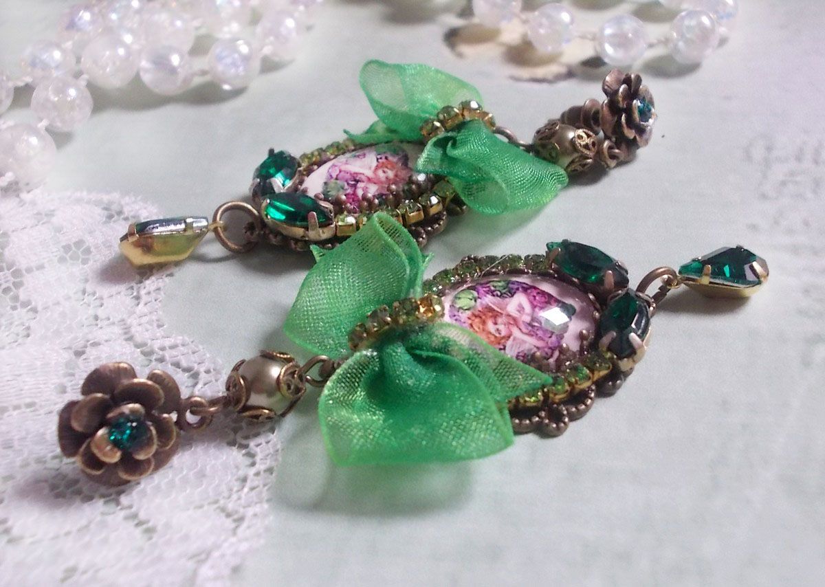 BO Coeur d'Anges gemaakt met vergrotende cabochons, organza lint, diverse accessoires en kristallen
