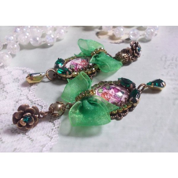 BO Coeur d'Anges gemaakt met vergrotende cabochons, organza lint, diverse accessoires en kristallen