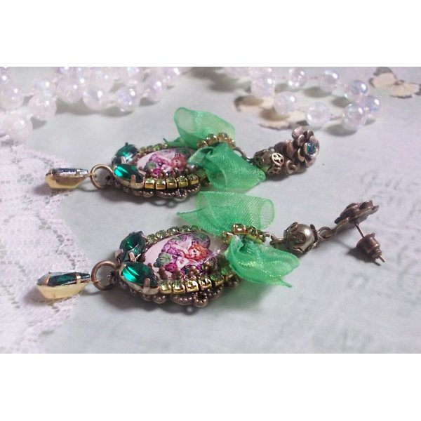 BO Coeur d'Anges gemaakt met vergrotende cabochons, organza lint, diverse accessoires en kristallen