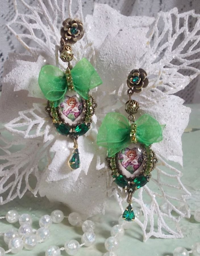 BO Coeur d'Anges gemaakt met vergrotende cabochons, organza lint, diverse accessoires en kristallen