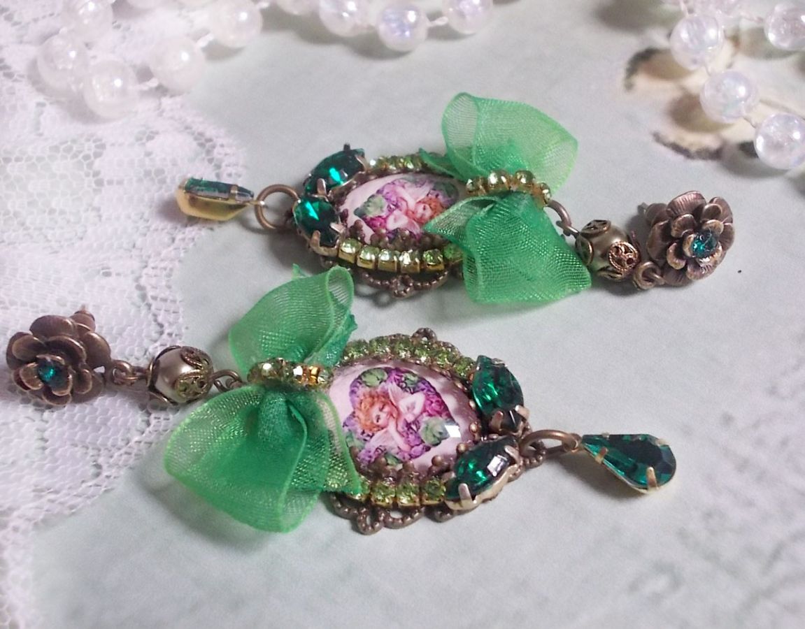 BO Coeur d'Anges gemaakt met vergrotende cabochons, organza lint, diverse accessoires en kristallen