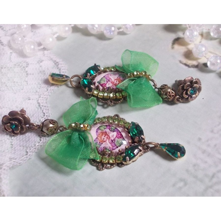 BO Coeur d'Anges gemaakt met vergrotende cabochons, organza lint, diverse accessoires en kristallen