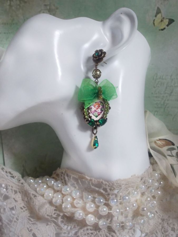 BO Coeur d'Anges gemaakt met vergrotende cabochons, organza lint, diverse accessoires en kristallen