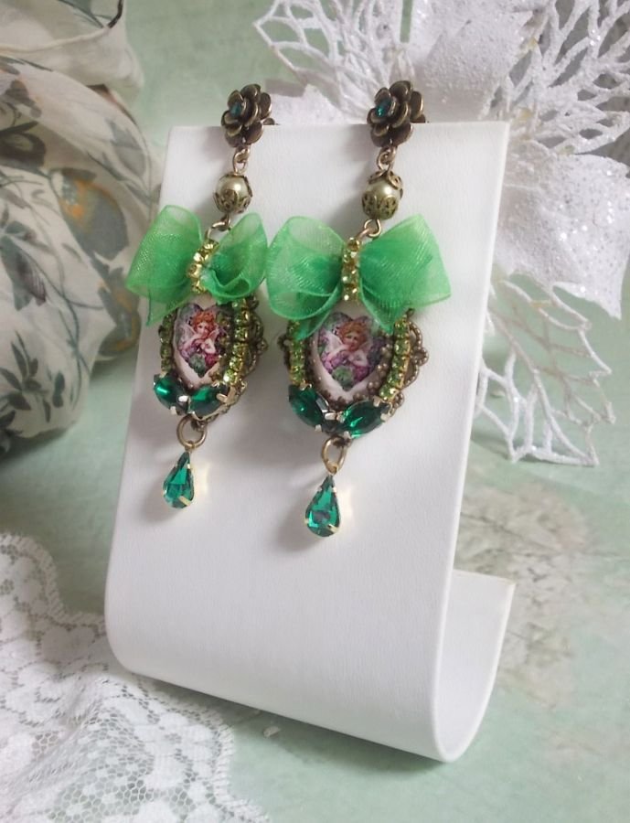 BO Coeur d'Anges gemaakt met vergrotende cabochons, organza lint, diverse accessoires en kristallen