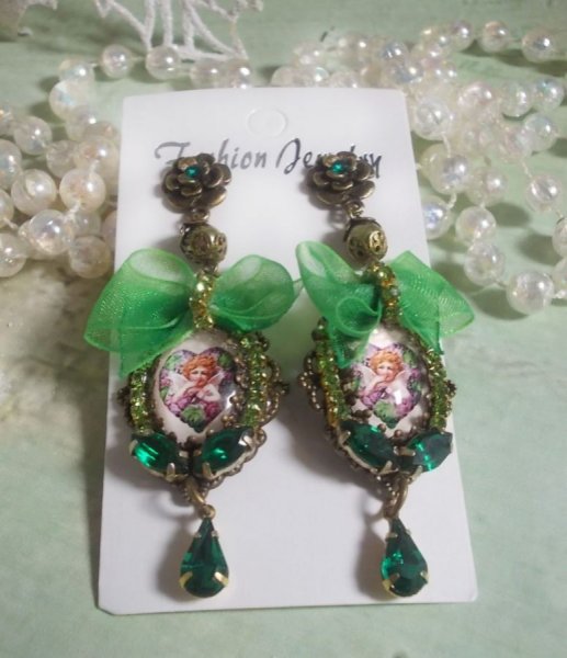 BO Coeur d'Anges gemaakt met vergrotende cabochons, organza lint, diverse accessoires en kristallen