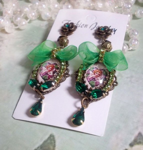 BO Coeur d'Anges gemaakt met vergrotende cabochons, organza lint, diverse accessoires en kristallen