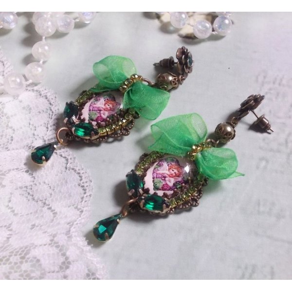 BO Coeur d'Anges gemaakt met vergrotende cabochons, organza lint, diverse accessoires en kristallen