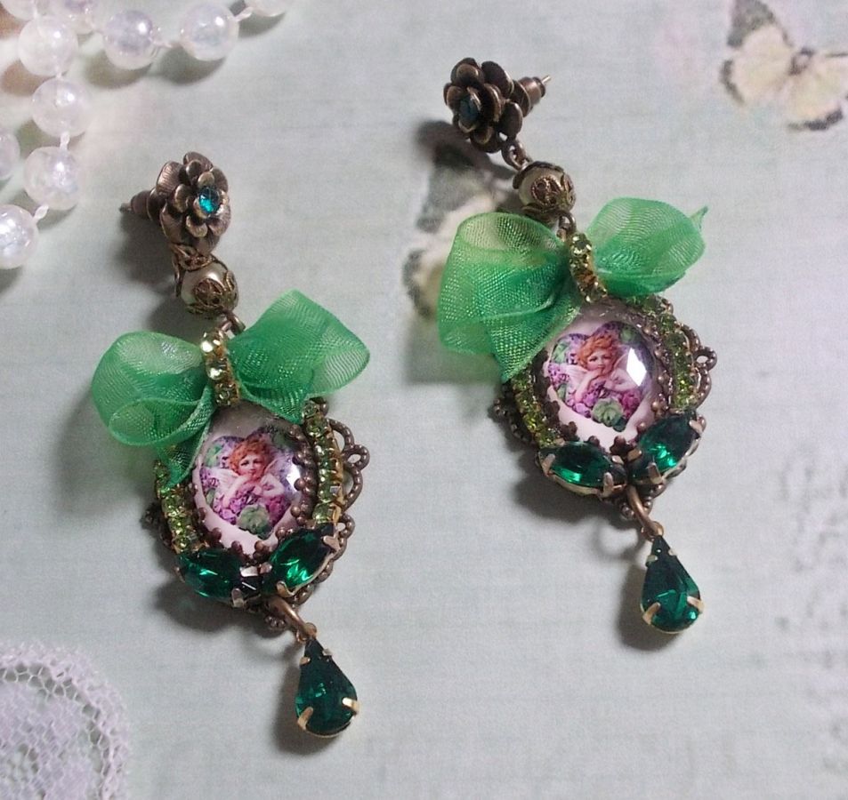 BO Coeur d'Anges gemaakt met vergrotende cabochons, organza lint, diverse accessoires en kristallen