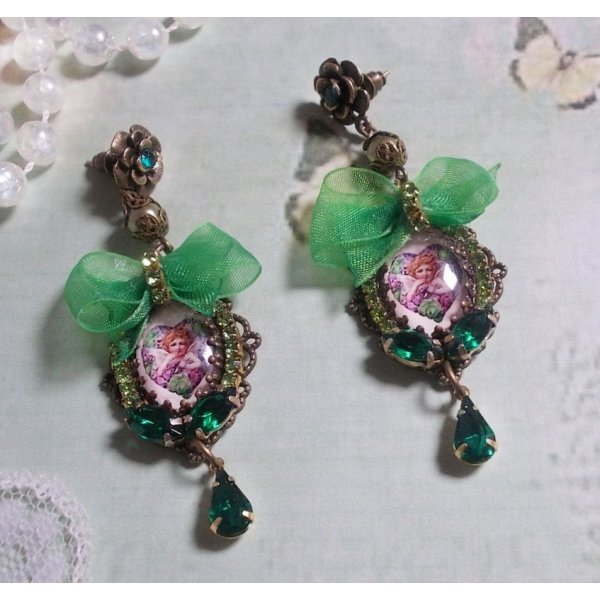 BO Coeur d'Anges gemaakt met vergrotende cabochons, organza lint, diverse accessoires en kristallen