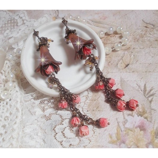 BO Corail Roses Sauvages  cr&eacute;&eacute;es avec boutons de Roses en verre, cristaux, fleurs lucites peintes &agrave; la main, coupelles et dormeuses en laiton