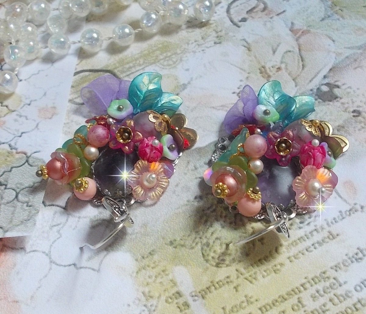 BO Lente Chic Krans gemaakt met diverse bloemen, Murano parels, kristallen, diverse accessoires en oorhaken in Zilver 925/1000