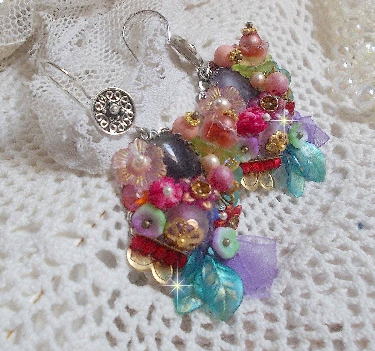 BO Lente Chic Krans gemaakt met diverse bloemen, Murano parels, kristallen, diverse accessoires en oorhaken in Zilver 925/1000