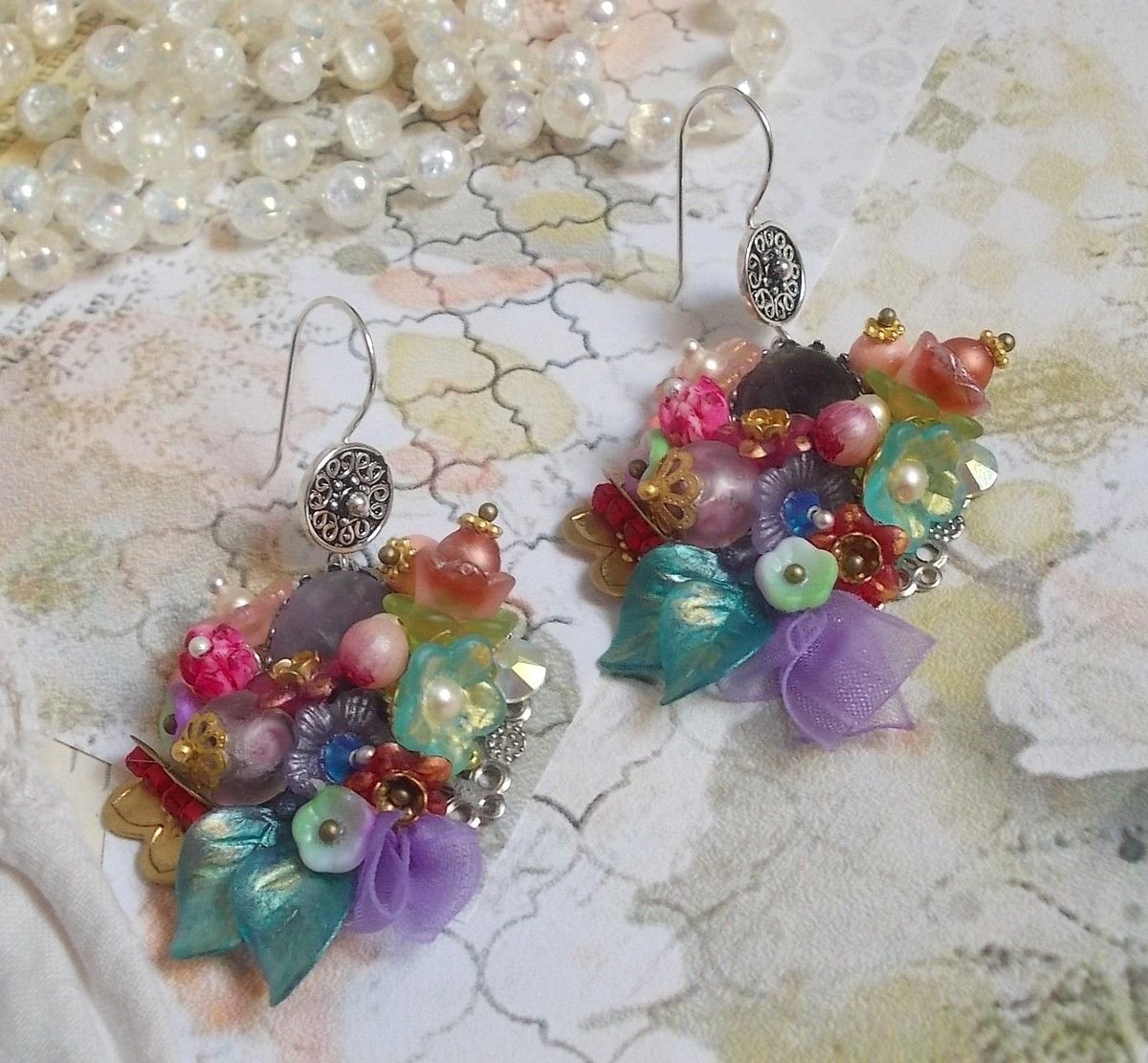 BO Lente Chic Krans gemaakt met diverse bloemen, Murano parels, kristallen, diverse accessoires en oorhaken in Zilver 925/1000