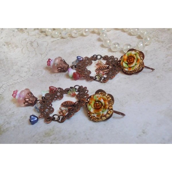 BO French Flowers gemaakt met klokjes, klokjesbloemen, rozen en accessoires in Verouderd Koper