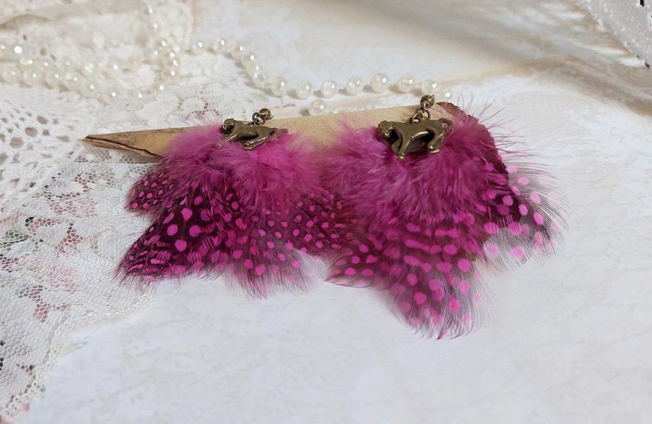 BO Danse avec les Plumes montées avec plumes de pintade, breloques cheval et clous d’oreilles laiton