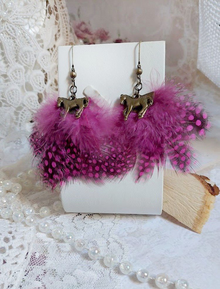 BO Danse avec les Plumes montées avec plumes de pintade, breloques cheval et clous d’oreilles laiton