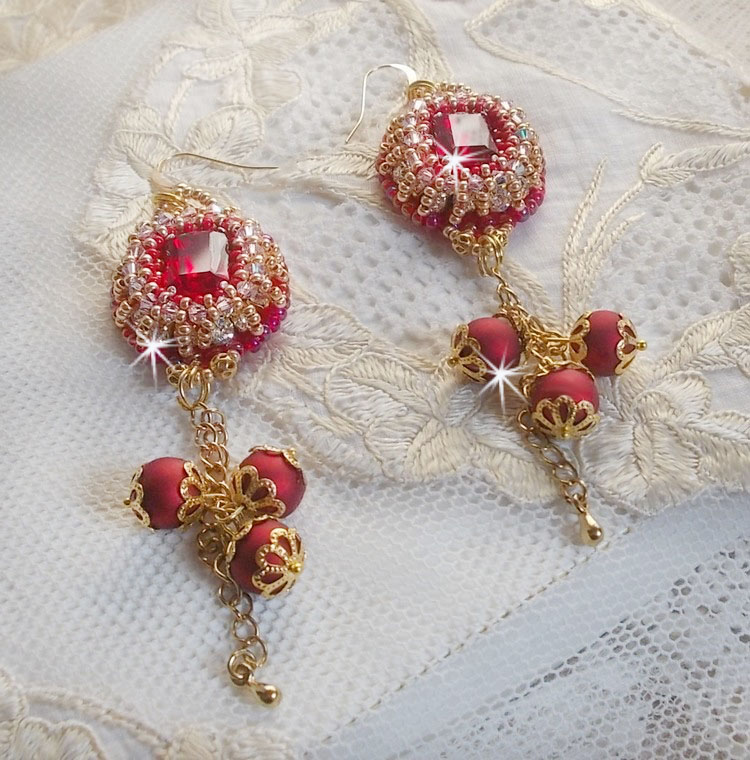BO Nous Two geborduurd met Swarovski kristallen cabochons en parels, 14 karaat gouden oorhaakjes.