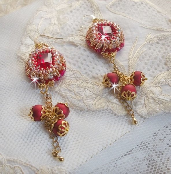 BO Nous Two geborduurd met Swarovski kristallen cabochons en parels, 14 karaat gouden oorhaakjes.