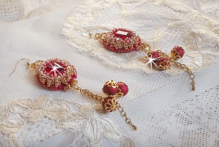BO Nous Two geborduurd met Swarovski kristallen cabochons en parels, 14 karaat gouden oorhaakjes.