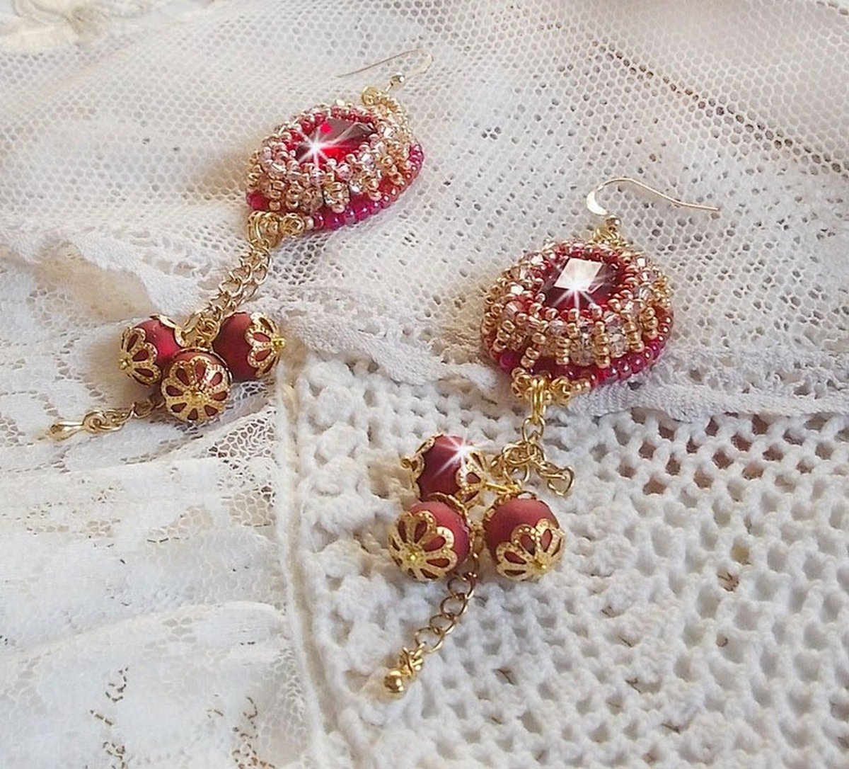 BO Nous Two geborduurd met Swarovski kristallen cabochons en parels, 14 karaat gouden oorhaakjes.