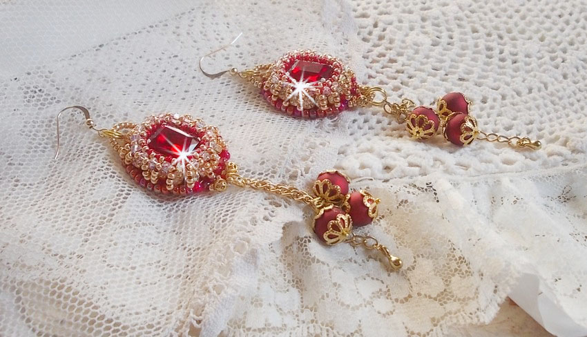 BO Nous Two geborduurd met Swarovski kristallen cabochons en parels, 14 karaat gouden oorhaakjes.