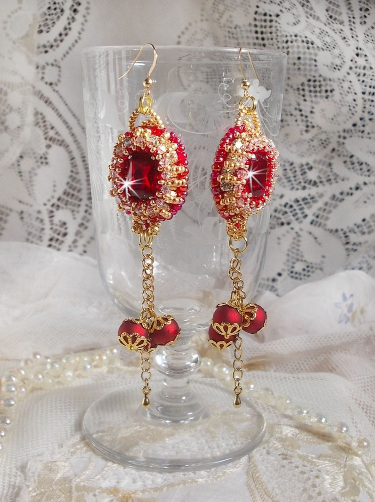 BO Nous Two geborduurd met Swarovski kristallen cabochons en parels, 14 karaat gouden oorhaakjes.