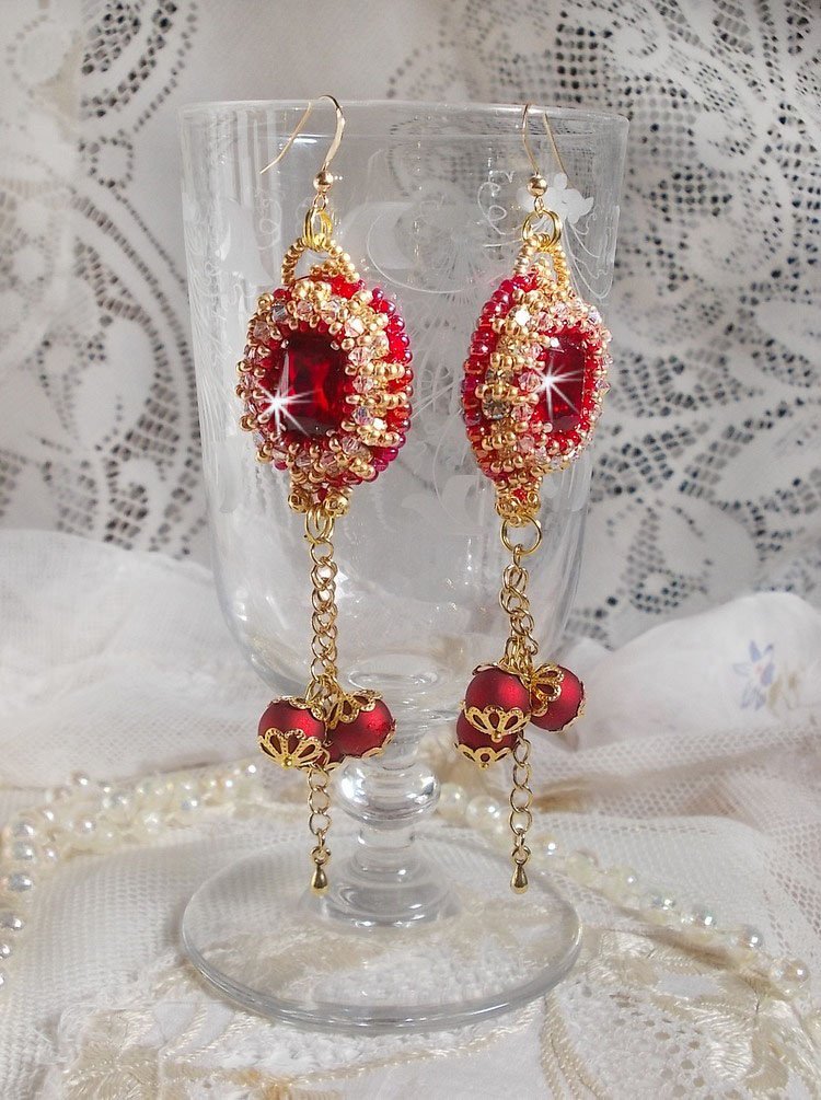 BO Nous Two geborduurd met Swarovski kristallen cabochons en parels, 14 karaat gouden oorhaakjes.