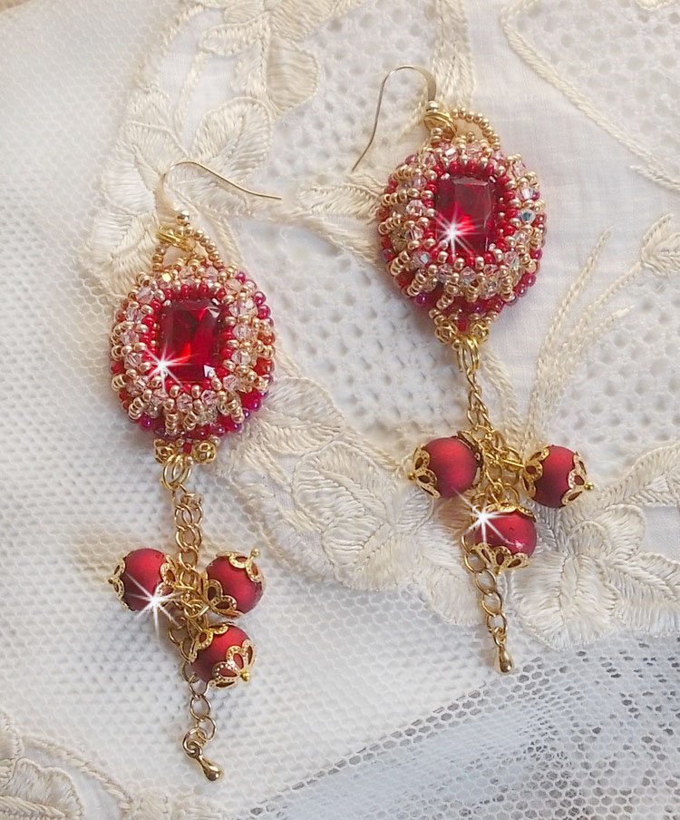 BO Nous Two geborduurd met Swarovski kristallen cabochons en parels, 14 karaat gouden oorhaakjes.