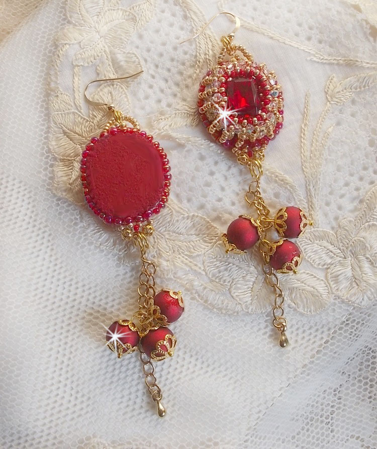 BO Nous Two geborduurd met Swarovski kristallen cabochons en parels, 14 karaat gouden oorhaakjes.