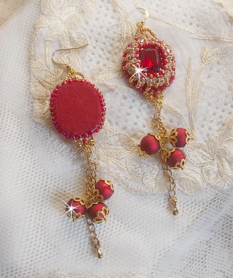 BO Nous Two geborduurd met Swarovski kristallen cabochons en parels, 14 karaat gouden oorhaakjes.