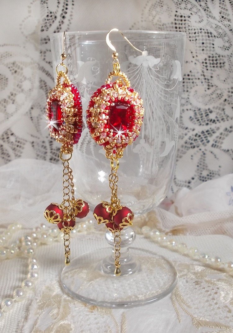 BO Nous Two geborduurd met Swarovski kristallen cabochons en parels, 14 karaat gouden oorhaakjes.