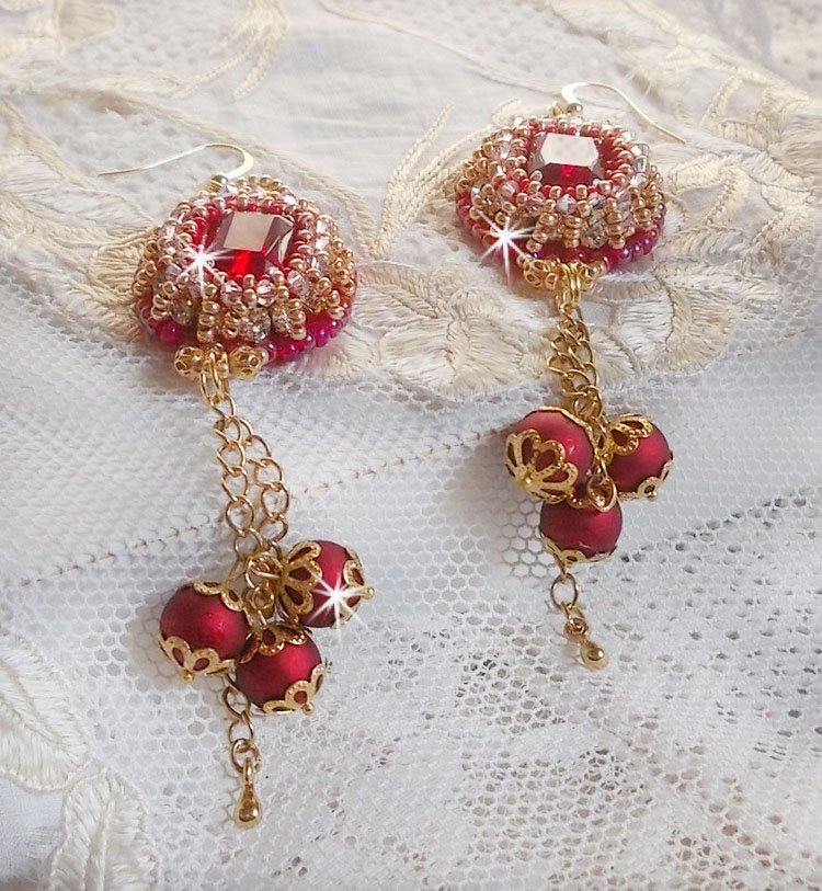 BO Nous Two geborduurd met Swarovski kristallen cabochons en parels, 14 karaat gouden oorhaakjes.