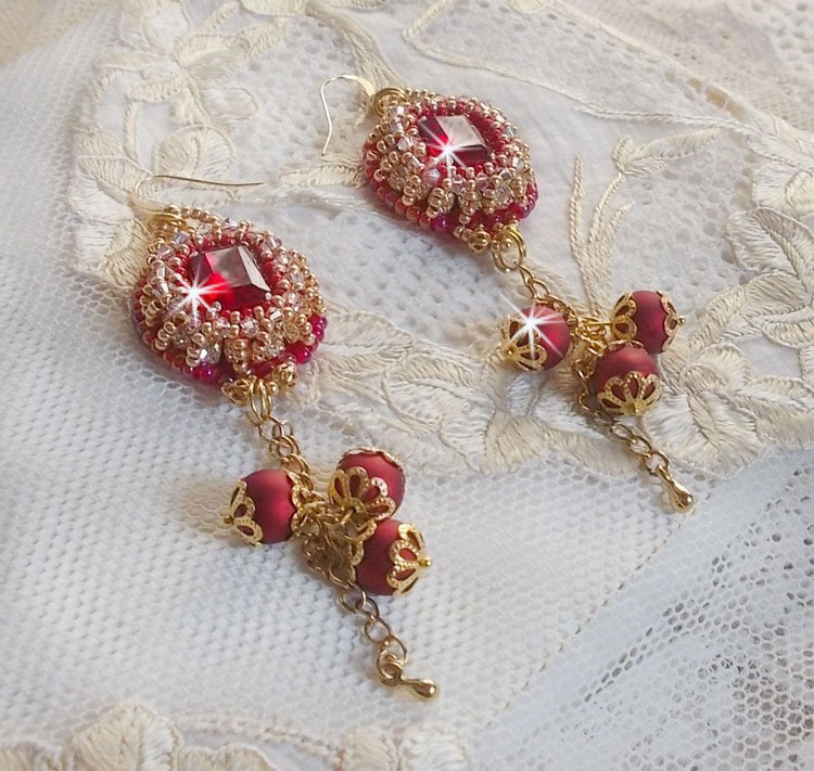 BO Nous Two geborduurd met Swarovski kristallen cabochons en parels, 14 karaat gouden oorhaakjes.