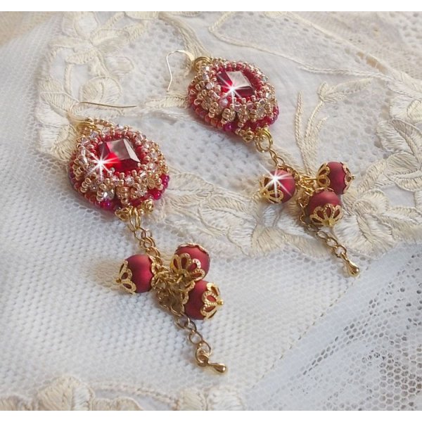 BO Nous Two geborduurd met Swarovski kristallen cabochons en parels, 14 karaat gouden oorhaakjes.