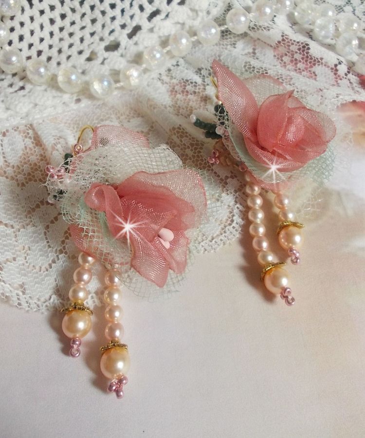 BO Douceur Poudrée gemaakt met Organza lint, tule, Swarovski kristallen, Boheemse glazen kralen en rocailles.