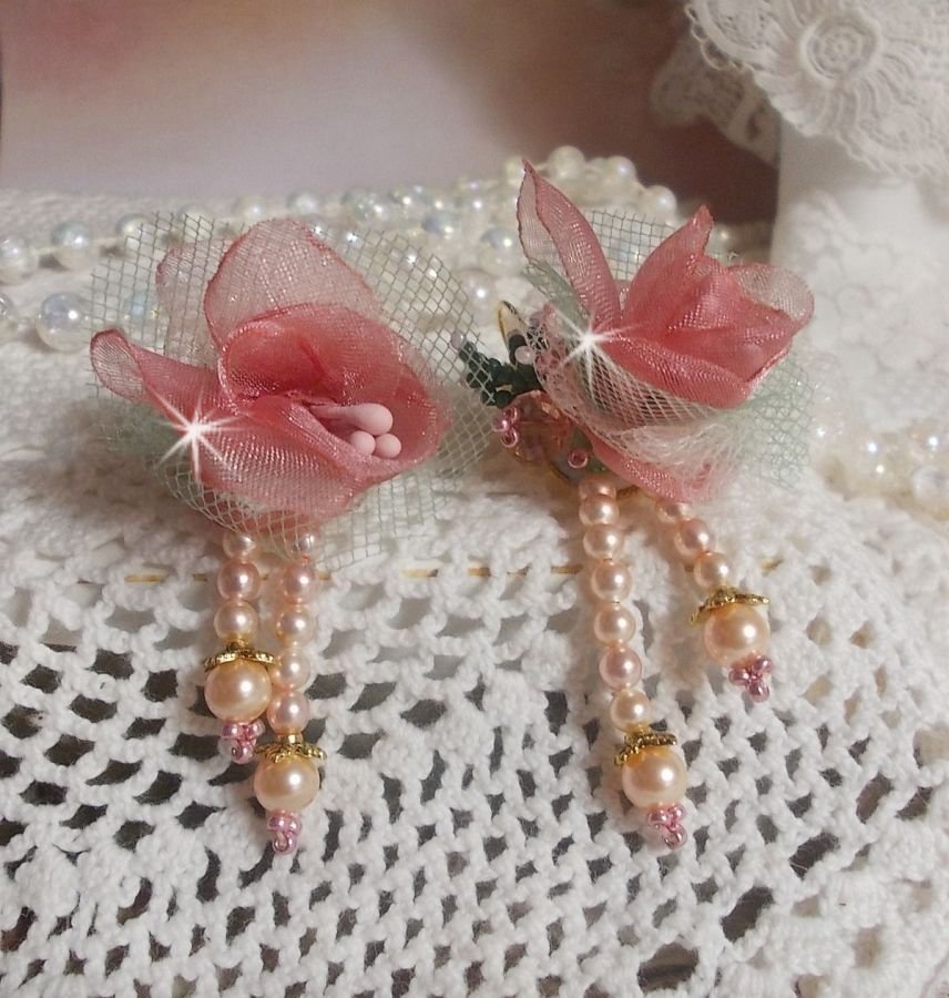 BO Douceur Poudrée gemaakt met Organza lint, tule, Swarovski kristallen, Boheemse glazen kralen en rocailles.