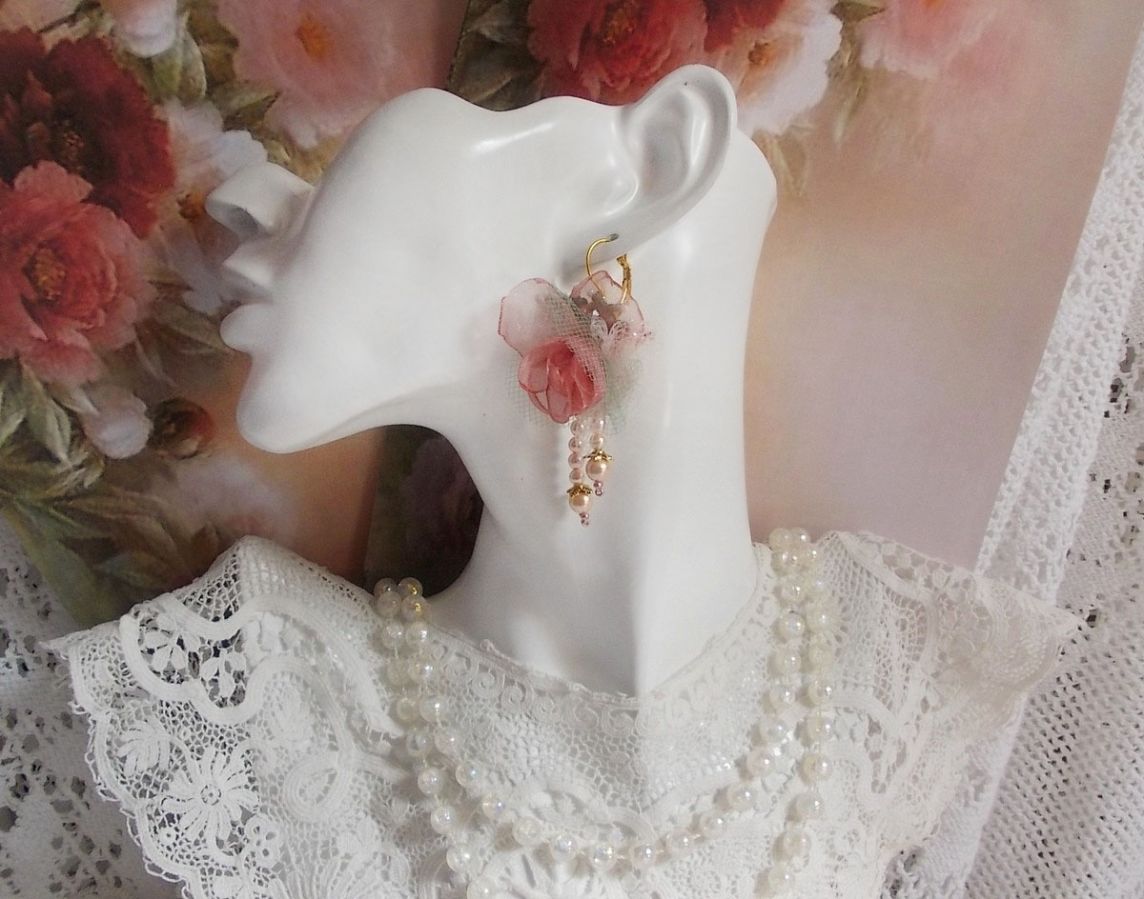 BO Douceur Poudrée gemaakt met Organza lint, tule, Swarovski kristallen, Boheemse glazen kralen en rocailles.