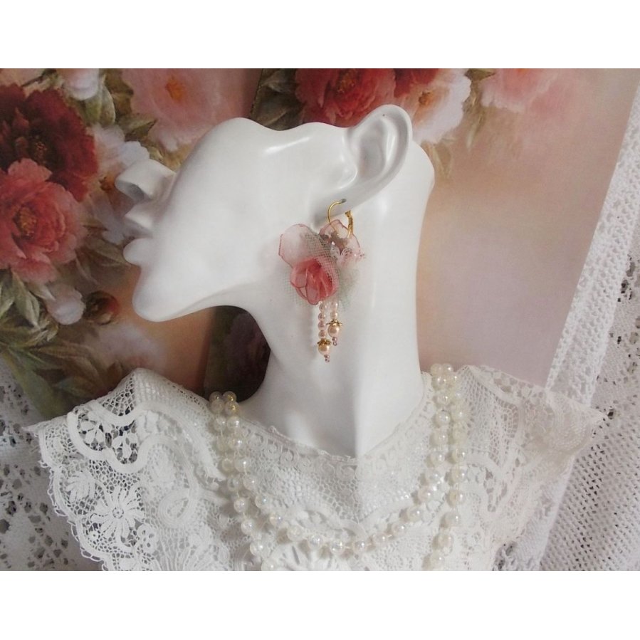 BO Douceur Poudrée gemaakt met Organza lint, tule, Swarovski kristallen, Boheemse glazen kralen en rocailles.