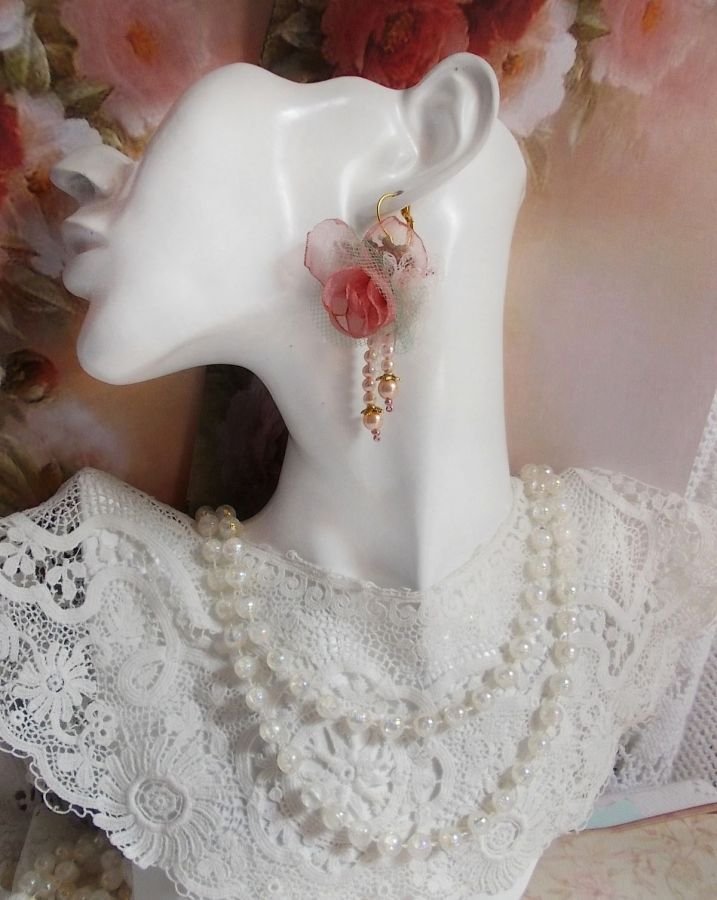 BO Douceur Poudrée gemaakt met Organza lint, tule, Swarovski kristallen, Boheemse glazen kralen en rocailles.