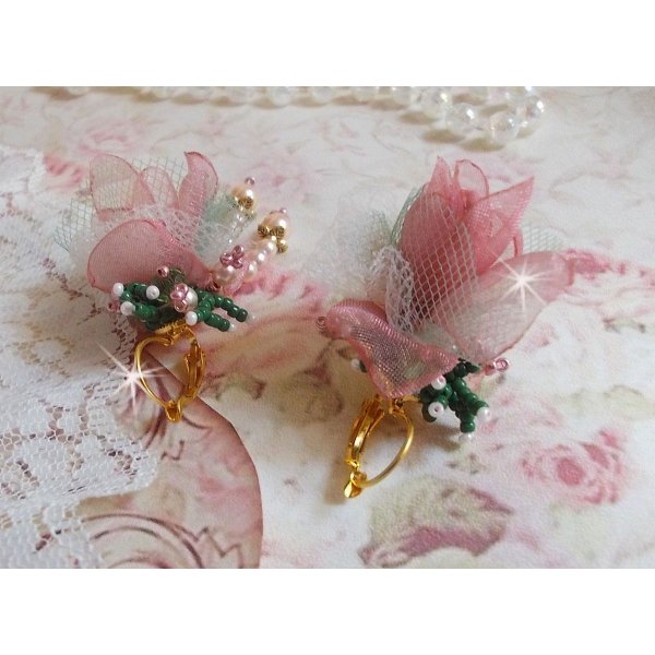 BO Douceur Poudr&eacute;e gemaakt met Organza lint, tule, Swarovski kristallen, Boheemse glazen kralen en rocailles.