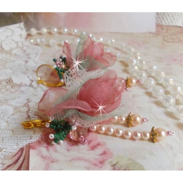 BO Douceur Poudr&eacute;e gemaakt met Organza lint, tule, Swarovski kristallen, Boheemse glazen kralen en rocailles.