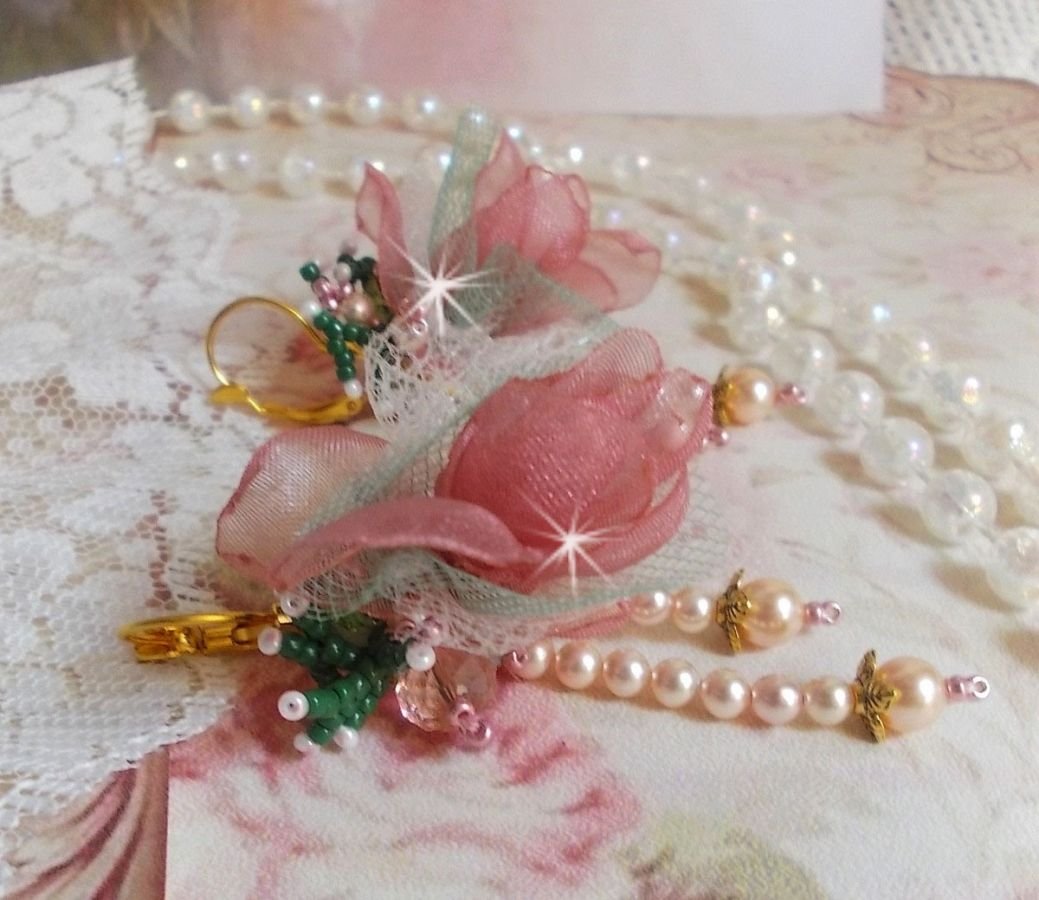 BO Douceur Poudrée gemaakt met Organza lint, tule, Swarovski kristallen, Boheemse glazen kralen en rocailles.