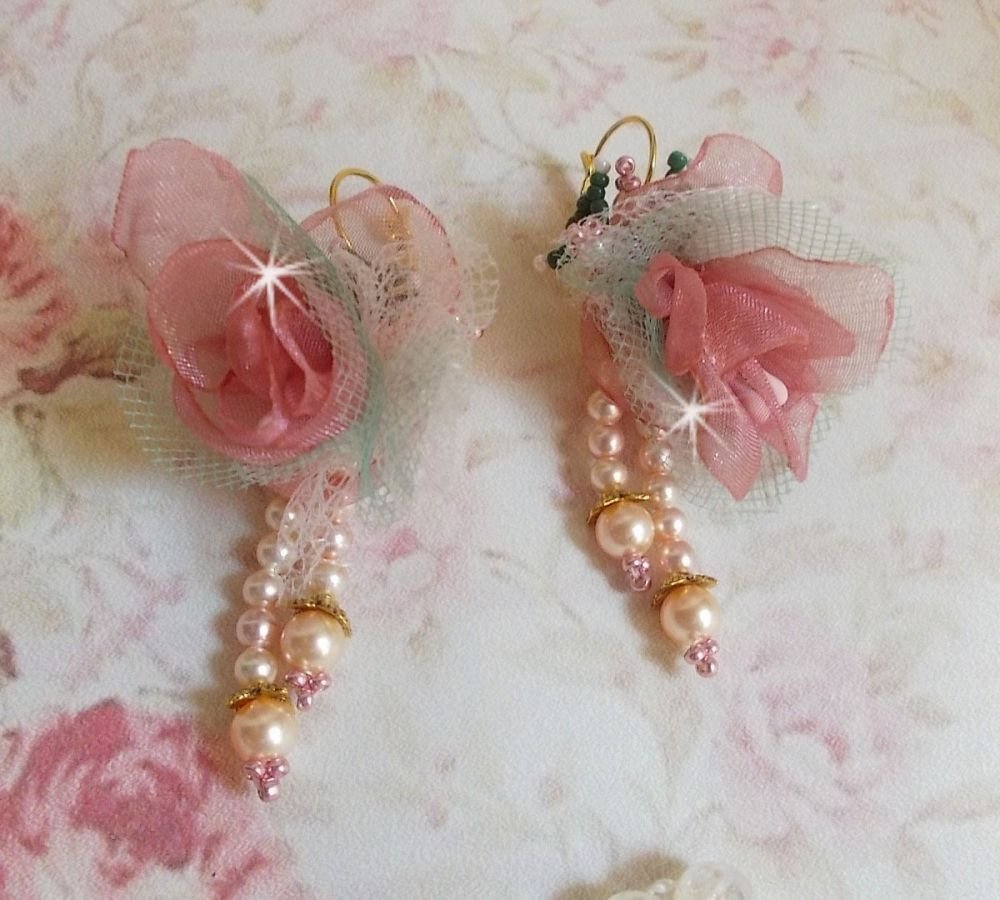 BO Douceur Poudrée gemaakt met Organza lint, tule, Swarovski kristallen, Boheemse glazen kralen en rocailles.